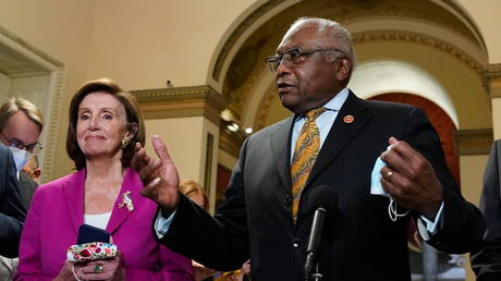 U.S. Representative James Clyburn and House Speaker Nancy Pelosi (D-CA) at the U.S. Capitol in Washington, U.S., November 5, 2021. © REUTERS/Elizabeth Frantz