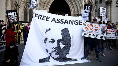 Supporters of Julian Assange outside the Royal Courts of Justice in London, October 2021. © Reuters/Henry Nicholls