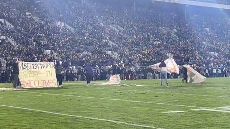 US college students halt football game with anti-police, pro-Palestine protest&hellip; before fellow fan hits back (VIDEO)