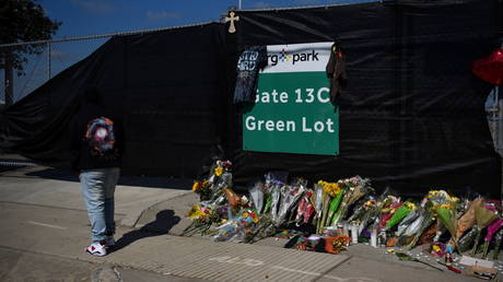 A mourner walks past a makeshift memorial for the concertgoers who died in a stampede during a Travis Scott performance at the 2021 Astroworld Festival in Houston. © Reuters / Callaghan O'Hare