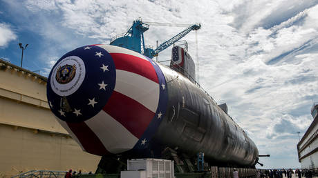 Virginia-class attack submarine John Warner moved to Newport News Shipbuilding's floating dry dock. August 31, 2014. © Reuters / US Navy Handout