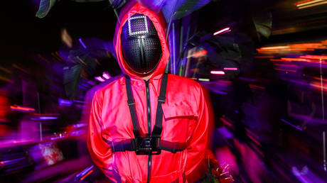 Strap in & get ready for Squid: Keiser Report looks at the economics of rug pulls