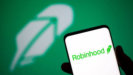 Robinhood logo is seen on a smartphone. July 2, 2021. © Reuters / Dado Ruvic / Illustration