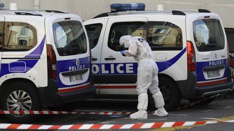 A scientific police member inspects the place where a policeman driving a vehicle was stabbed early on November 8 in front of the Cannes police station, south-eastern France, by a man indicating to act "in the name of the prophet", on November 8, 2021. © AFP / NICOLAS TUCAT