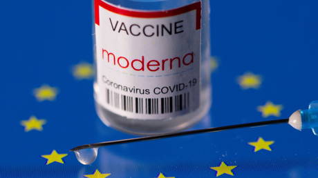 FILE PHOTO: "Moderna coronavirus disease (COVID-19) vaccine" placed on displayed EU flag is seen in this illustration picture taken March 24, 2021. © Reuters / Dado Ruvic