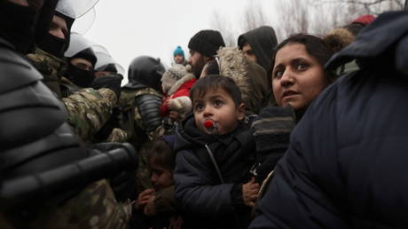 Migrants gather on the Belarusian-Polish border in an attempt to cross it in the Grodno region, Belarus November 11, 2021. © Reuters / Ramil Nasibulin