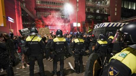 Riot police officers face protesters in the Hague on November 12, 2021, as the PM announced new Covid-19 restrictions © Jeroen Jumelet / ANP / AFP