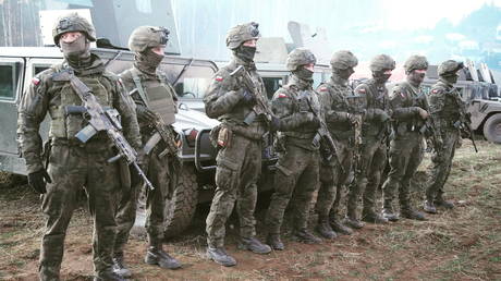 Polish soldiers stay on guard at Poland/Belarus border near Kuznica, Poland, in this photograph released by the Polish Ministry of Defence, November 11, 2021. © MON / Handout via REUTERS