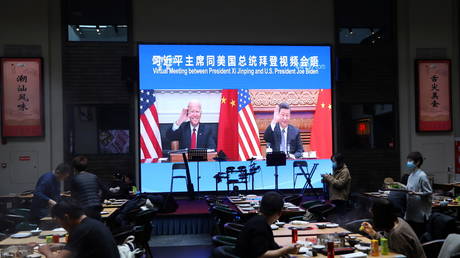 A screen at a restaurant in Beijing showing Chinese President Xi Jinping's virtual meeting with US President Joe Biden. © Reuters / Tingshu Wang