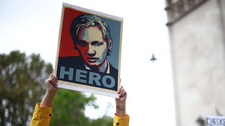 Supporters of Wikileaks founder Julian Assange protest in London. © Reuters / Henry Nicholls
