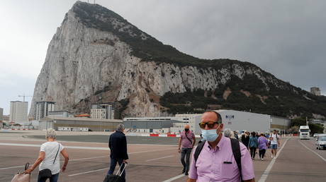 FILE PHOTO: People cross the tarmac of the airport in front of the Rock of Gibraltar in the British Overseas territory of Gibraltar, June 24, 2021 © Reuters / Jon Nazca