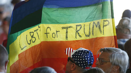 Supporters hold up a gay pride flag for Republican presidential candidate Donald Trump on October 18, 2016 in Grand Junction Colorado. © George Frey / Getty Images