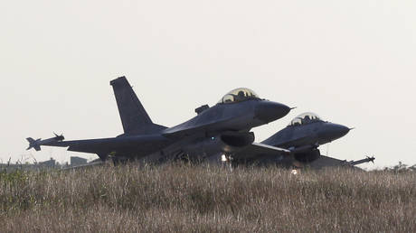 US-made F-16 fighter jets taxi during a drill at Taiwan's Chiayi Air Force base. © Reuters / Pichi Chuang