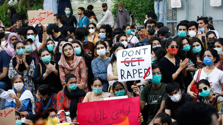 Protest to condemn violence against women and girls in Karachi, Pakistan. © Reuters / Akhtar Soomro