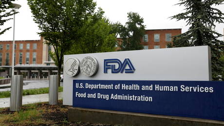 FILE PHOTO: Signage is seen outside of the Food and Drug Administration (FDA) headquarters in White Oak, Maryland, August 29, 2020 © Reuters / Andrew Kelly