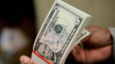 FILE PHOTO: A packet of U.S. five-dollar bills © REUTERS/Gary Cameron