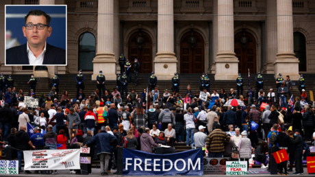 Protesters are seen on the steps of Parliament on November 16, 2021 in Melbourne, Australia. © Getty Images / Daniel Pockett; (inset) Daniel Andrews. © AFP / MARK PETERSON