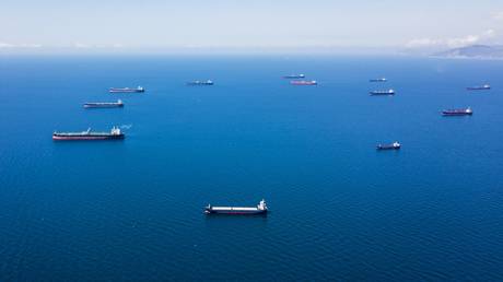 Oil tankers at the loading terminal of the Sheskharis transshipment complex in Novorossiysk, Russia. © Sputnik / Vitaly Timkiv