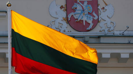 The Lithuanian flag (FILE PHOTO) © REUTERS/Ints Kalnins