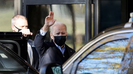Joe Biden waves as he arrives for his annual physical at Walter Reed Medical Center on November 19, 2021 © Reuters / Jonathan Ernst