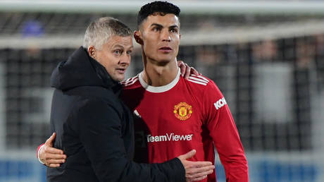 Cristiano Ronaldo (right) is no longer managed by Ole Gunnar Solskjaer © Alberto Lingria / Reuters