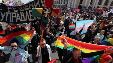 FILE PHOTO: Activists of a local LGBT community attend a May Day rally in Saint Petersburg, Russia May 1, 2019. © REUTERS / Anton Vaganov