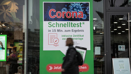 A sign in front of a Covid-19 test station in Berlin, November 17, 2021. © Stefanie Loos / AFP