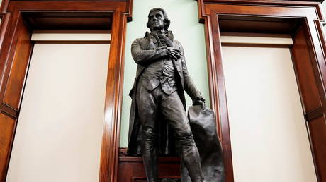 A statue of former U.S. President Thomas Jefferson is pictured in the council chambers in City Hall. © Reuters / Carlo Allegri