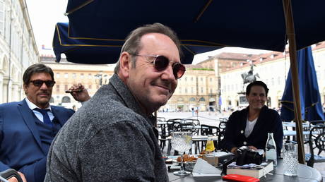 Kevin Spacey in a cafe in Turin, Italy, June 2021. © Reuters/Massimo Pinca