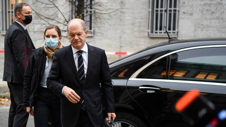 Social Democratic Party (SPD) Olaf Scholz arrives for talks to form a so-called traffic light government coalition, in Berlin, Germany (FILE PHOTO) © REUTERS/Annegret Hilse