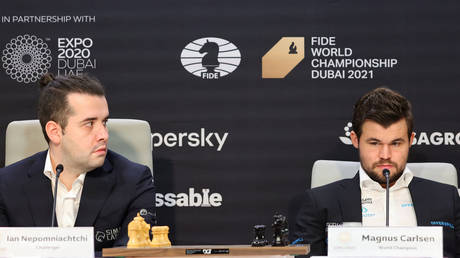 Chess grandmasters Norwegian Magnus Carlsen (R) and Russian Ian Nepomniachtchi. © AFP
