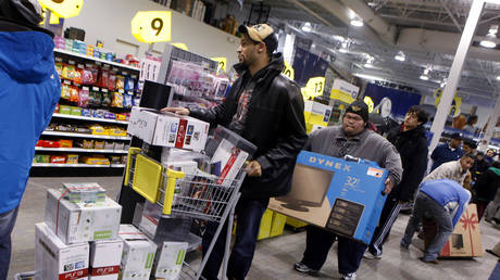 FILE PHOTO: People wait in line for Black Friday purchases at the Best Buy electronics store in Westbury, New York, November 27, 2009 © Reuters / Shannon Stapleton