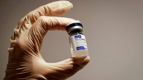 ‘Sputnik V works the best’: Hungarian FM talks vaccine politics with RT