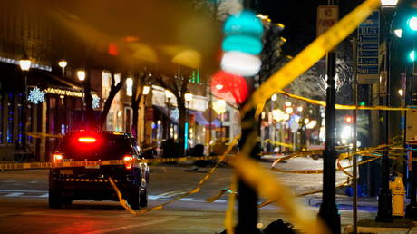 Main Street in downtown Waukesha is seen blocked off with crime scene tape after a car plowed through a holiday parade in Waukesha, Wisconsin, November 22, 2021 © Reuters / Cheney Orr