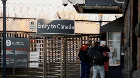 FILE PHOTO: People enter the US from Canada, as the US reopens air and land borders to fully vaccinated on November 8, 2021
