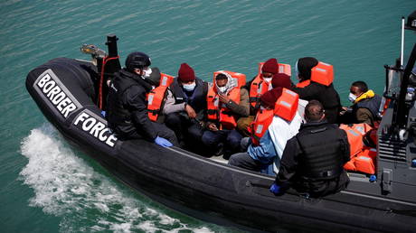 British Border Force staff bring migrants into Dover harbour, in Dover, Britain, June 6, 2021. © REUTERS / Paul Childs