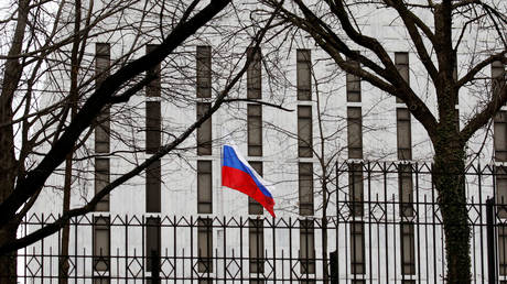 FILE PHOTO: The flag of the Russian Federation flies at the Russian Embassy in Washington, US. © Reuters / Joshua Roberts