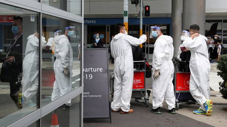 Passengers outside Sydney Kingsford Smith Airport, Australia, November 29, 2021. © Reuters / Loren Elliott