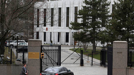 A car enters the the Russian Embassy in Washington, US. © REUTERS / Joshua Roberts