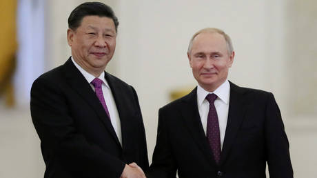 Xi Jinping (left) has invited Vladimir Putin to the 2022 Winter Olympics © Evgenia Novozhenina / Reuters