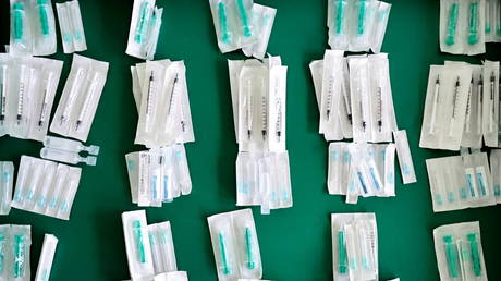 FILE PHOTO: Syringes for a weekend Covid vaccination shift in Hohenschoenhausen, Berlin, Germany on November 27, 2021. © REUTERS/Hannibal Hanschke