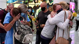 Réunions à l'aéroport en larmes alors que l'Australie rouvre ses frontières aux vaccinés pour la première fois après près de 600 jours de restrictions Covid