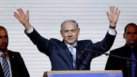 نتانیاهو، نخست‌وزیر سابق اسرائیل دست به اشتباه بالا می‌برد و با رقبا رای می‌دهد