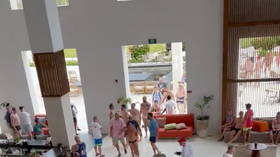 2 человека погибли в результате перестрелки между бандами на курорте Канкун, когда напуганные гости устремились в безопасное место (ВИДЕО)