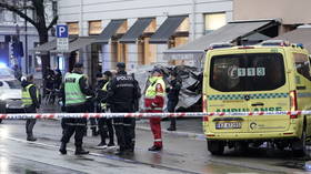 Knifeman пытается напасть на людей и ранит полицейского в Осло, его убивает полицейский