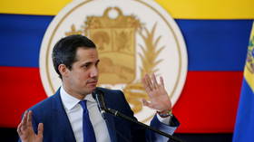 REGARDER: La décoration derrière le leader vénézuélien soutenu par les États-Unis s'effondre