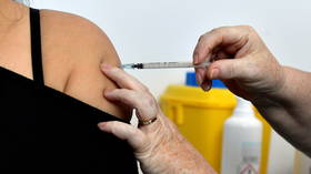 Есть надежда, что существующие вакцины защитят от омикрона, сообщил RT представитель ВОЗ