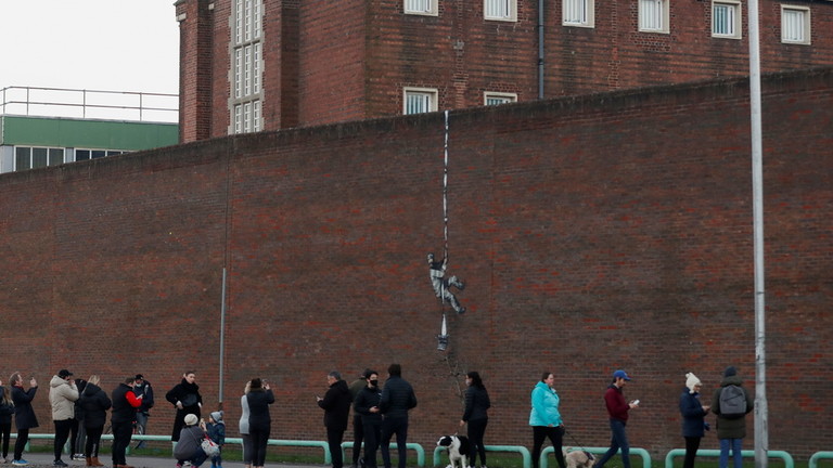 <div class=__reading__mode__extracted__imagecaption>A mural by artist Banksy is seen on a wall at HM Reading Prison in Reading, UK. © Reuters / Matthew Childs 