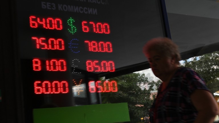 <div class=__reading__mode__extracted__imagecaption>The Euro, US dollar, pound sterling and yen exchange rate to the ruble. © Sputnik / Valery Melnikov 