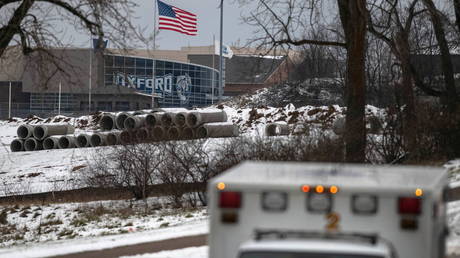 Emergency personnel near a high school in Oxford, Michigan. ©REUTERS / Seth Herald